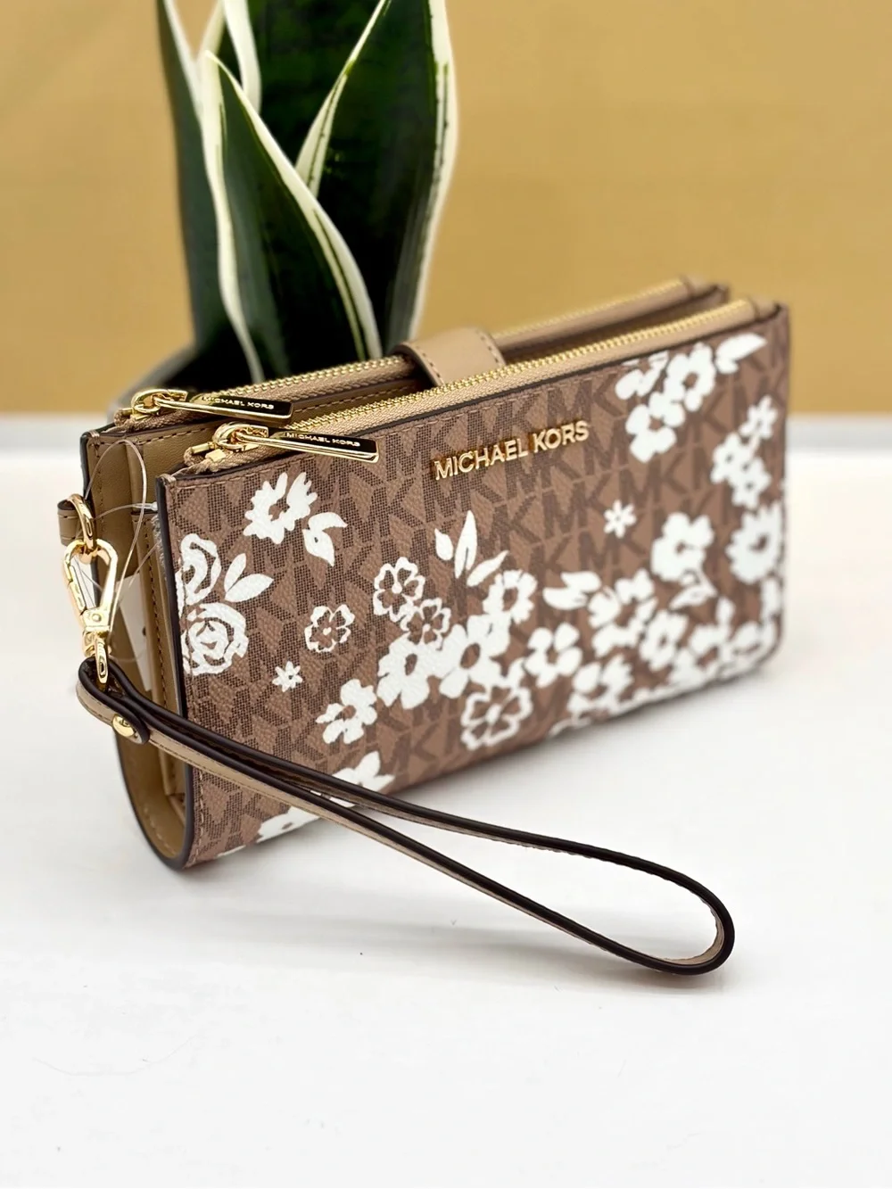 MICHAEL KORS Jet Set Travel Large Printed Signature Logo Wristlet Wallet Camel